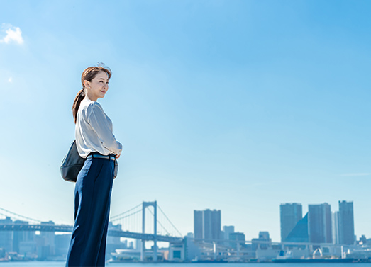 イメージ画像_輝く女性と横浜